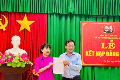 LỄ KẾT NẠP ĐẢNG VIÊN MỚI