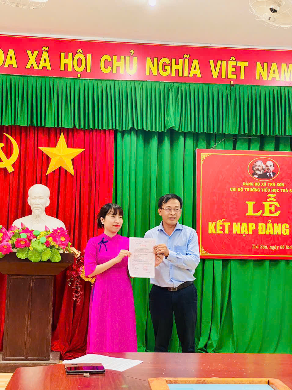 LỄ KẾT NẠP ĐẢNG VIÊN MỚI