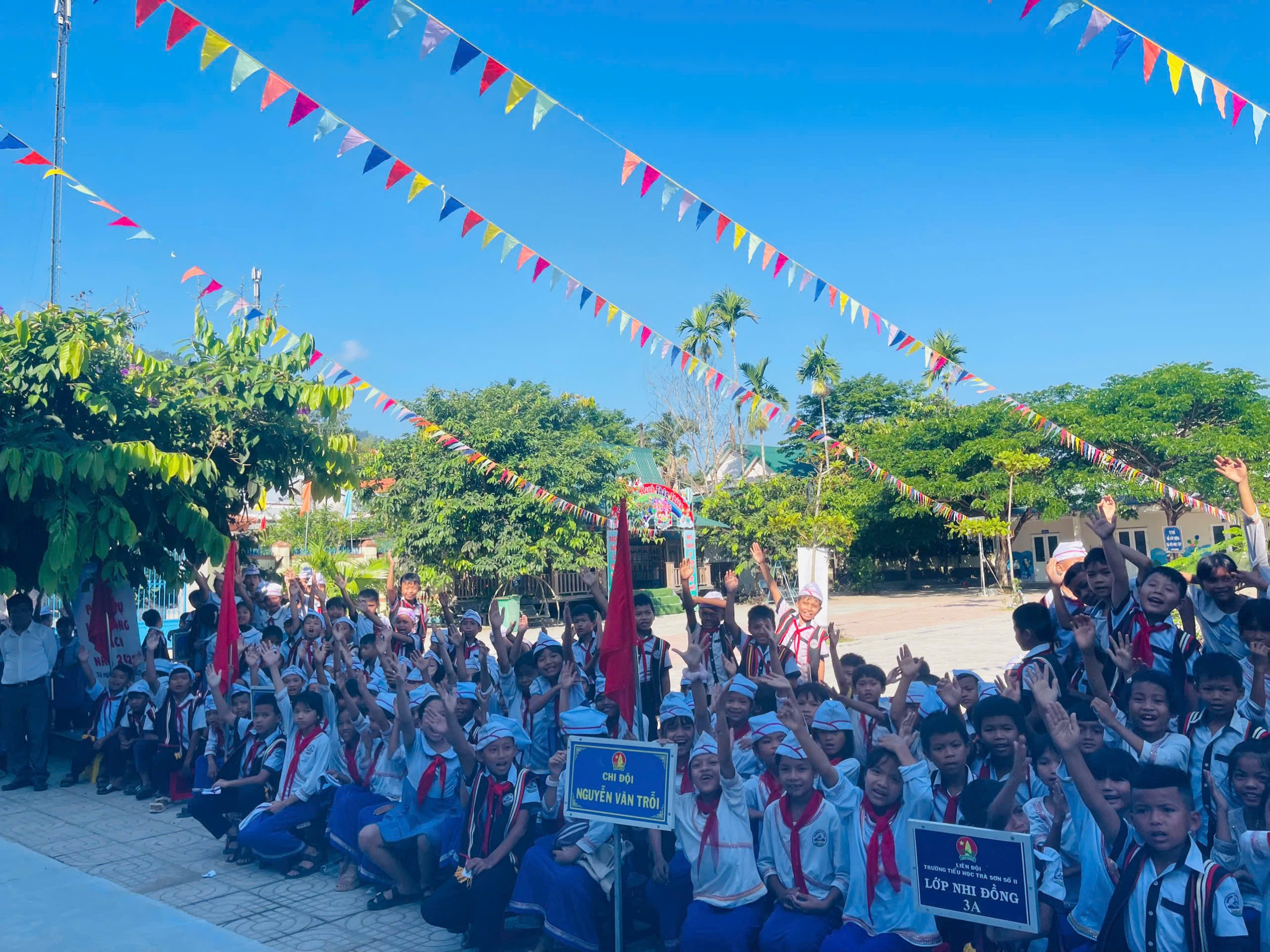 Ngoại khóa “Tuyên truyền giáo dục kiến thức pháp luật về trật tự an toàn giao thông năm 2025”