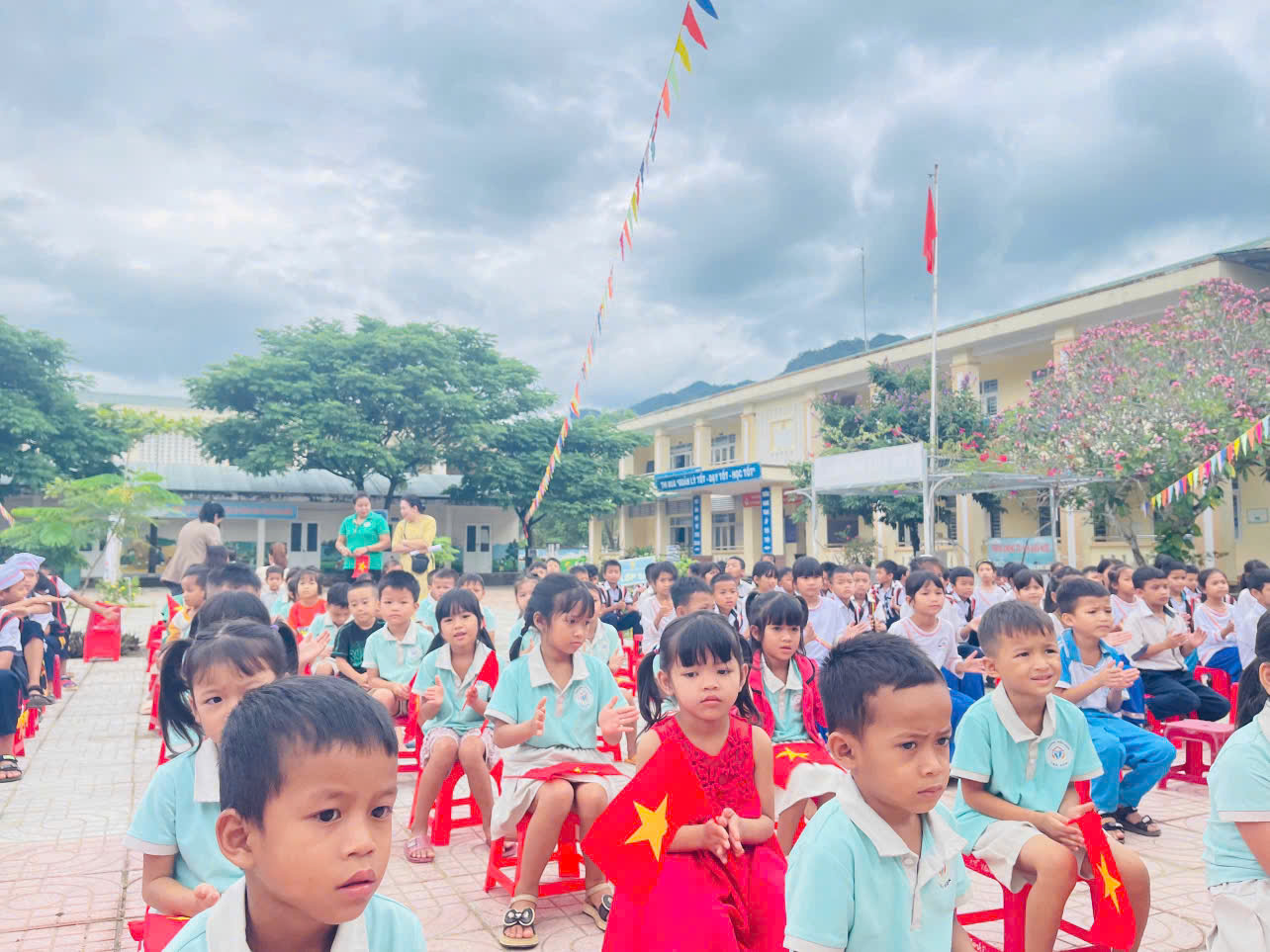 HOẠT ĐỘNG TRẢI NGHIỆM TRẺ 5 TUỔI THAM QUAN TRƯỜNG TIỂU HỌC